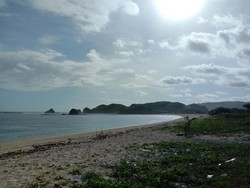 Dekat Sirkuit Mandalika, Pantai Serenting Kini Jadi Daya Tarik Wisata