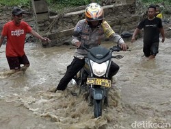 Distribusikan Bantuan untuk Korban Banjir Polman, Petugas Terobos Sungai