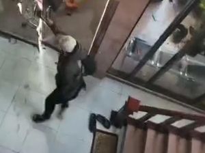 Detik-detik Rumah Eks Anggota DPD RI Litha Brent di Makassar Diserang OTK Detik-detik Rumah Eks Anggota DPD RI Litha Brent di Makassar Diserang OTK