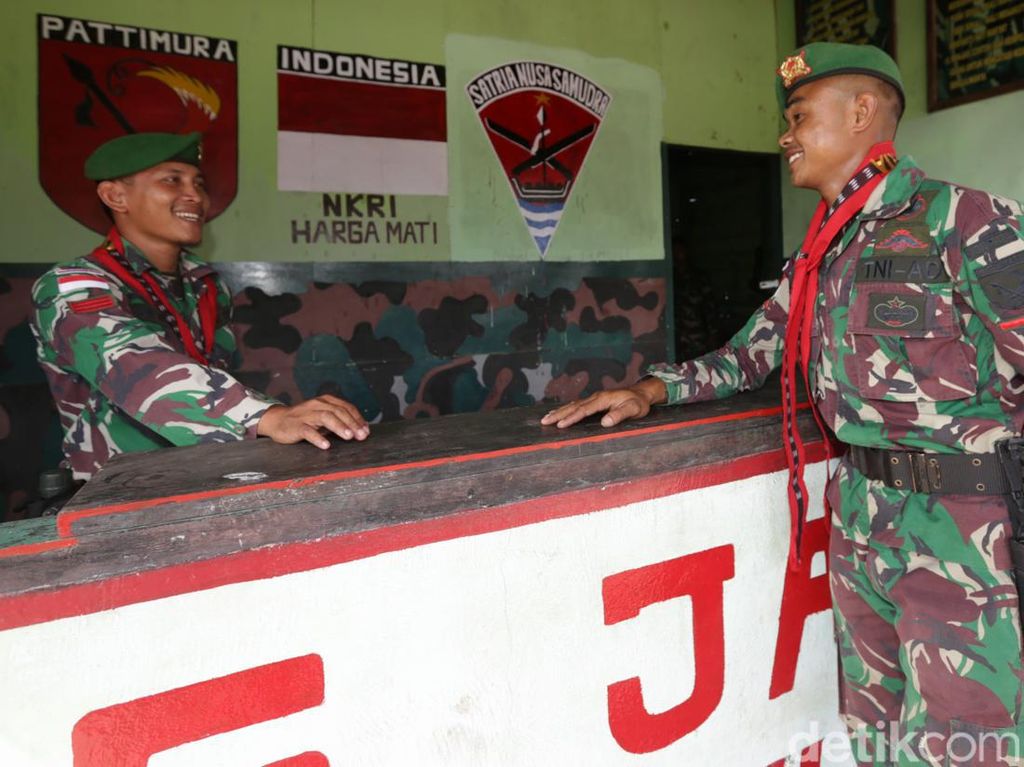 Perjuangan TNI di Perbatasan, Tanpa Listrik-Panjat Pohon buat Telepon