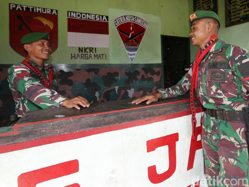 Perjuangan TNI di Perbatasan, Tanpa Listrik-Panjat Pohon buat Telepon Perjuangan TNI di Perbatasan, Tanpa Listrik-Panjat Pohon buat Telepon