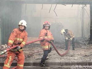 Petugas PMK Nyaris Tertimpa Runtuhan Toko Karpet Terbakar Jalan Gemblongan Petugas PMK Nyaris Tertimpa Runtuhan Toko Karpet Terbakar Jalan Gemblongan