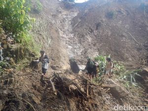 73 KK di Dusun Polman Terisolasi gegara Akses Jalan Longsor di 20 Titik 73 KK di Dusun Polman Terisolasi gegara Akses Jalan Longsor di 20 Titik