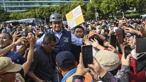 Potret Anies Jadi Rebutan Selfie Saat Gowes di Bundaran HI