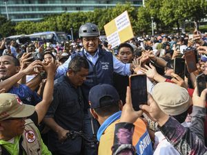 Potret Anies Jadi Rebutan Selfie Saat Gowes di Bundaran HI