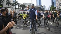 Gaya Anies Berangkat Naik Sepeda, Pulang Naik Vespa Saat Acara Perpisahan
