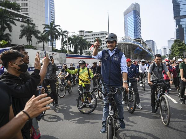 Gaya Anies Berangkat Naik Sepeda, Pulang Naik Vespa Saat Acara Perpisahan