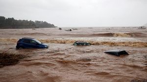 Mobil-mobil Jadi Korban Ganasnya Banjir Bandang di Yunani