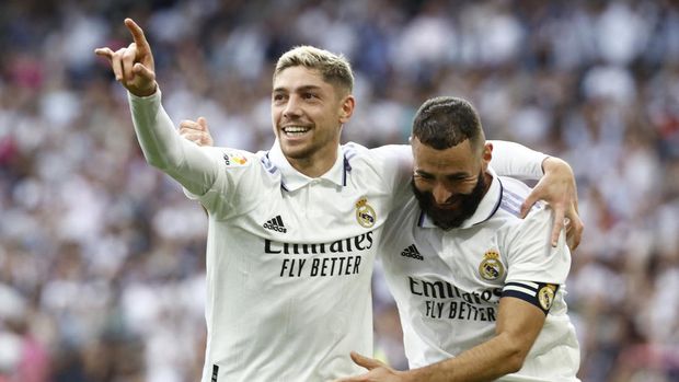 Soccer Football - LaLiga - Real Madrid v FC Barcelona - Santiago Bernabeu, Madrid, Spain - October 16, 2022 Real Madrid's Federico Valverde celebrates scoring their second goal with Karim Benzema REUTERS/Juan Medina