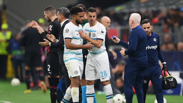 MILAN, ITALY - OCTOBER 11: Reece James of Chelsea is substituted off for Cesar Azpilicueta after receiving medical treatment during the UEFA Champions League group E match between AC Milan and Chelsea FC at Giuseppe Meazza Stadium on October 11, 2022 in Milan, Italy. (Photo by Shaun Botterill/Getty Images)