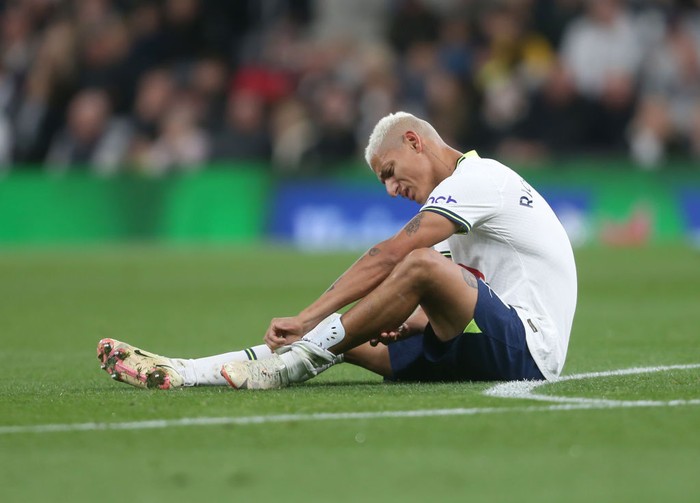 LONDON, ENGLAND - OCTOBER 15: Tottenham Hotspur's Richarlison picks up an injury during the Premier League match between Tottenham Hotspur and Everton FC at Tottenham Hotspur Stadium on October 15, 2022 in London, United Kingdom. (Photo by Rob Newell - CameraSport via Getty Images)