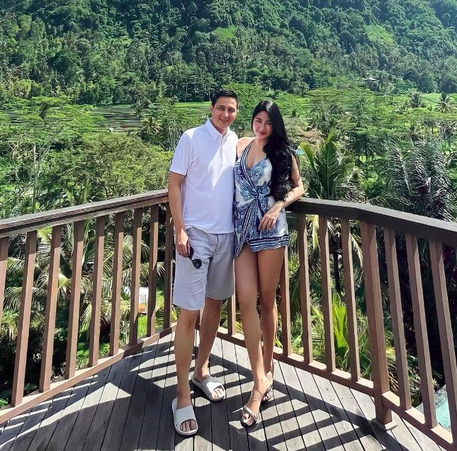 Kemesraan Ricky Subagja dengan istri baru.