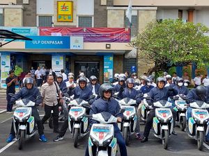 Pakai Motor Listrik, Wamen BUMN dan Dirut PLN Cek SPKLU di Bali