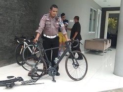 Sepeda Ditabrak Mobil di Jembatan Baruyungan PIK Rusak, Ban Penyok