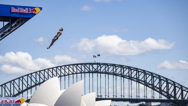 Smashot Edisi 16 Oktober 2022 SYDNEY, AUSTRALIA - OCTOBER 14: (EDITORIAL USE ONLY) In this handout image provided by Red Bull, James Lichtenstein of the United States dives from the 27.5 metre platform during the first competition day of the eighth and final stop of the Red Bull Cliff Diving World Series on October 14, 2022 at Sydney, Australia. (Photo by Romina Amato/Red Bull via Getty Images)
