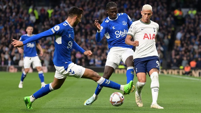 LONDON, ENGLAND - OCTOBER 15: Dwight McNeil (L) Amadou Onana of Everton and Richarlison challenge for the ball during the Premier League match between Tottenham Hotspur and Everton at Tottenham Hotspur Stadium on October 15, 2022 in London, England.. (Photo by Tony McArdle/Everton FC via Getty Images)