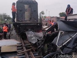 Pikap Terbakar Usai Tertabrak KA-Terseret 300 Meter di Pasuruan