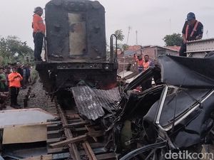 Pikap Terbakar Usai Tertabrak KA-Terseret 300 Meter di Pasuruan Pikap Terbakar Usai Tertabrak KA-Terseret 300 Meter di Pasuruan