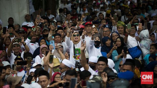 Pendopo Balai Kota DKI Jakarta, Kecamatan Gambir, Jakarta Pusat ramai digeruduk ribuan warga masyarakat