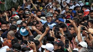 Tumpah Ruah Warga Sambut Anies di Balai Kota