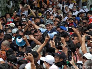 Tumpah Ruah Warga Sambut Anies di Balai Kota Tumpah Ruah Warga Sambut Anies di Balai Kota