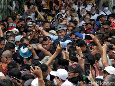 Tumpah Ruah Warga Sambut Anies di Balai Kota