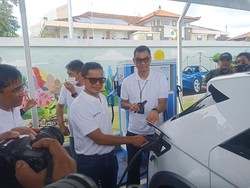 Tinjau SPKLU Denpasar, Wamen BUMN: Masyarakat Bisa Hemat Rp 1,5 Juta