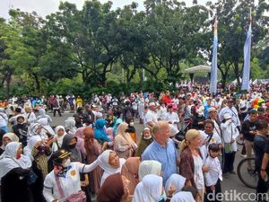 Warga Tumpah Ruah Depan Balai Kota DKI Sambut Anies, Ada Bule Juga