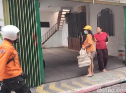 Warga di Belakang Toko Terbakar Jalan Gemblongan Evakuasi Barang dari Rumah