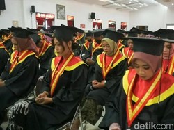 Ratusan Wisudawan Untag Banyuwangi Doakan Korban Kanjuruhan Sebelum Diwisuda