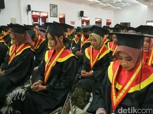 Ratusan Wisudawan Untag Banyuwangi Doakan Korban Kanjuruhan Sebelum Diwisuda Ratusan Wisudawan Untag Banyuwangi Doakan Korban Kanjuruhan Sebelum Diwisuda