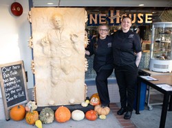 Warbiasah, Pembuat Roti Ini Bikin Patung Roti Raksasa Berbentuk Han Solo