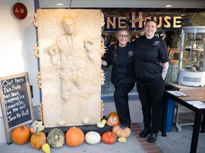 Warbiasah, Pembuat Roti Ini Bikin Patung Roti Raksasa Berbentuk Han Solo Warbiasah, Pembuat Roti Ini Bikin Patung Roti Raksasa Berbentuk Han Solo