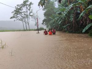 Banjir Bandang di Malang: Ribuan Jiwa Terdampak, Satu Dusun Terisolir Banjir Bandang di Malang: Ribuan Jiwa Terdampak, Satu Dusun Terisolir