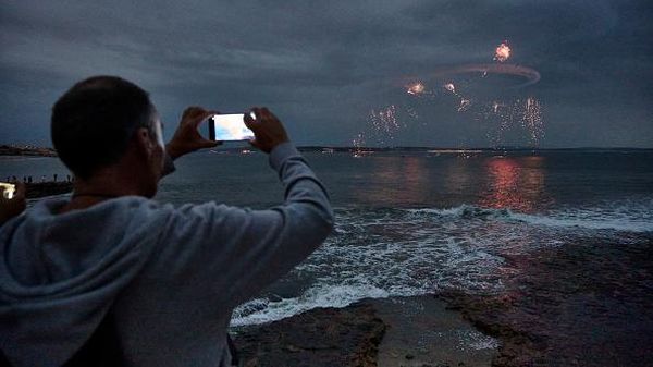 Aksi Manuver Pesawat Luncurkan Kembang Api di Langit Portugal
