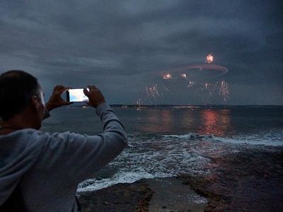 Aksi Manuver Pesawat Luncurkan Kembang Api di Langit Portugal