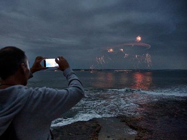 Aksi Manuver Pesawat Luncurkan Kembang Api di Langit Portugal