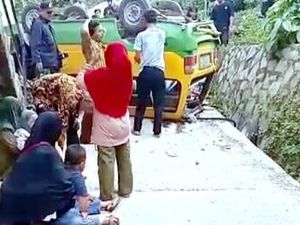 Angkot Tak Kuat Nanjak hingga Terguling di Karawang, Satu Orang Tewas