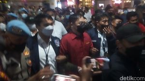 Momen Bos Judi Online Apin BK Tiba di Sumut Usai Ditangkap
