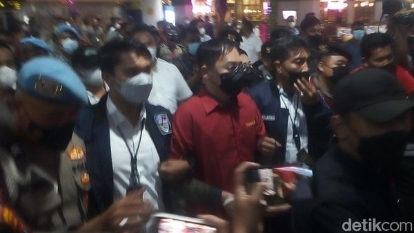 Momen Bos Judi Online Apin BK Tiba di Sumut Usai Ditangkap