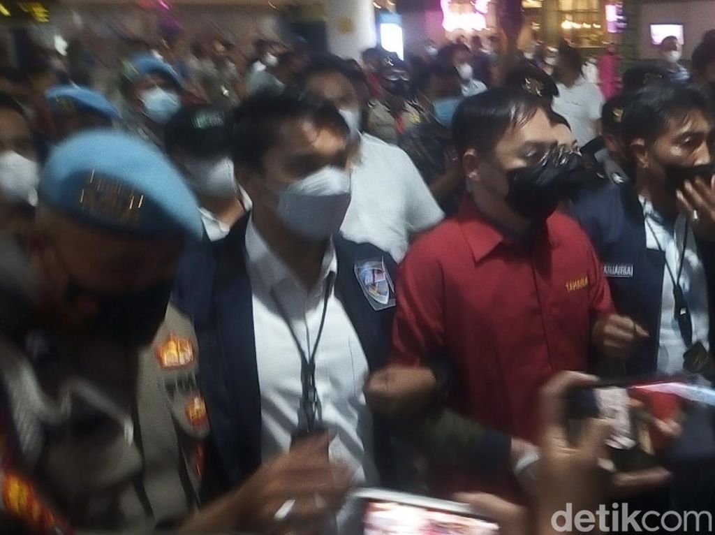 Momen Bos Judi Online Apin BK Tiba di Sumut Usai Ditangkap Momen Bos Judi Online Apin BK Tiba di Sumut Usai Ditangkap