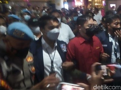 Momen Bos Judi Online Apin BK Tiba di Sumut Usai Ditangkap