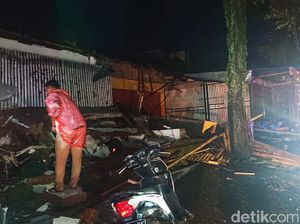 Atap Minimarket di Banyuwangi Ambruk Timpa 6 Motor dan 1 Mobil