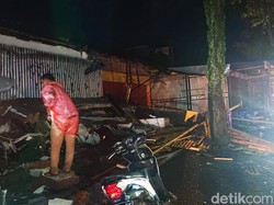 Atap Minimarket di Banyuwangi Ambruk Timpa 6 Motor dan 1 Mobil