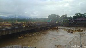 Potret Banjir di Jembrana: Jembatan Putus, Gilimanuk-Denpasar Lumpuh