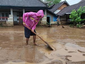 Banjir di Sitiarjo Mulai Surut, Warga Gotong Royong Bersihkan Material Lumpur Banjir di Sitiarjo Mulai Surut, Warga Gotong Royong Bersihkan Material Lumpur