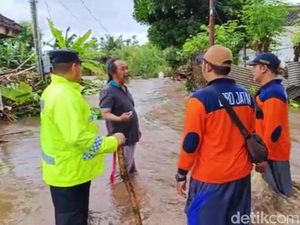 Banjir Selutut Orang Dewasa Hentikan Aktivitas Warga Banyuwangi Banjir Selutut Orang Dewasa Hentikan Aktivitas Warga Banyuwangi