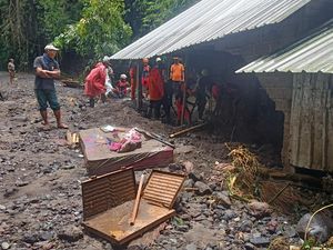 Ayah Berjuang Selamatkan Istri-3 Anak, 2 Ditemukan Meninggal