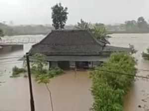 Banjir Nyaris Sampai Atap Rumah Warga Sutojayan Blitar Banjir Nyaris Sampai Atap Rumah Warga Sutojayan Blitar