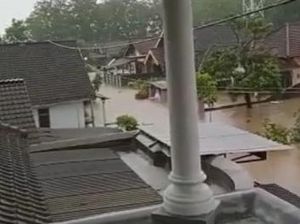 Banjir Bandang Blitar Selatan Terjang 5 Kecamatan di 13 Titik Banjir Bandang Blitar Selatan Terjang 5 Kecamatan di 13 Titik